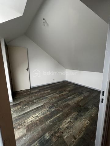 Idéalement située à proximité immédiate du centre-ville et de toutes ses commodités (commerces, transports), découvrez cette charmante maison de caractère de 88 m² habitables loi carrez et 110 m² au sol.

Alliant le dynamisme de la vie citadine et le calme d'un environnement préservé, ce bien particulièrement bien entretenu est prêt à vous accueillir sans aucun travail à prévoir.

La maison se développe sur trois niveaux parfaitement agencés :

Au rez-de-chaussée : Un salon/séjour chaleureux avec sa cheminée, ouvert sur une cuisine aménagée et équipée. Vous y trouverez également une salle d'eau avec WC  et un espace buanderie pratique.

Au 1er étage, un palier dessert deux chambres, une salle de bain avec WC et un dressing.

Au 2ème étage : Un palier dessert deux autres chambres lumineuses (dont une avec placard intégré avec ballon d'eau chaude).

La configuration de la maison offre également la possibilité de créer deux logements indépendants a moindre coût. Il est également possible d’acquérir deux garages en complément de la maison ou séparément, un véritable atout en centre-ville pour le stationnement, le stockage ou un projet locatif.

Les extérieurs et les plus :

Une agréable terrasse idéale pour vos moments de détente, une cave pratique pour le stockage, et surtout... une magnifique vue dégagée sur le Château de Fougères !

Une opportunité rare sur le marché, à visiter sans tarder.

Contactez votre mandataire immobilier, Nicolas LENDORMY, pour organiser votre visite.