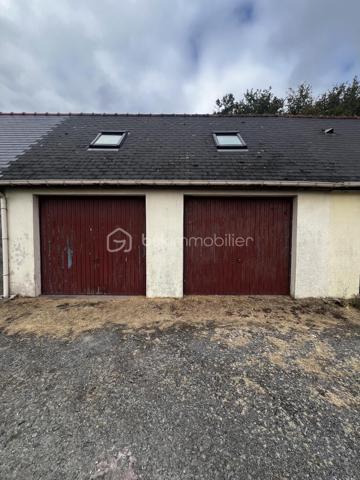 Idéalement située à proximité immédiate du centre-ville et de toutes ses commodités (commerces, transports), découvrez cette charmante maison de caractère de 88 m² habitables loi carrez et 110 m² au sol.

Alliant le dynamisme de la vie citadine et le calme d'un environnement préservé, ce bien particulièrement bien entretenu est prêt à vous accueillir sans aucun travail à prévoir.

La maison se développe sur trois niveaux parfaitement agencés :

Au rez-de-chaussée : Un salon/séjour chaleureux avec sa cheminée, ouvert sur une cuisine aménagée et équipée. Vous y trouverez également une salle d'eau avec WC  et un espace buanderie pratique.

Au 1er étage, un palier dessert deux chambres, une salle de bain avec WC et un dressing.

Au 2ème étage : Un palier dessert deux autres chambres lumineuses (dont une avec placard intégré avec ballon d'eau chaude).

La configuration de la maison offre également la possibilité de créer deux logements indépendants a moindre coût. Il est également possible d’acquérir deux garages en complément de la maison ou séparément, un véritable atout en centre-ville pour le stationnement, le stockage ou un projet locatif.

Les extérieurs et les plus :

Une agréable terrasse idéale pour vos moments de détente, une cave pratique pour le stockage, et surtout... une magnifique vue dégagée sur le Château de Fougères !

Une opportunité rare sur le marché, à visiter sans tarder.

Contactez votre mandataire immobilier, Nicolas LENDORMY, pour organiser votre visite.