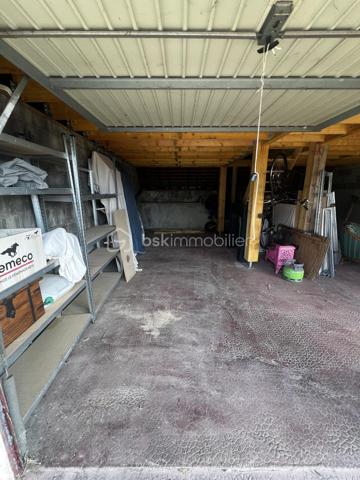 Idéalement située à proximité immédiate du centre-ville et de toutes ses commodités (commerces, transports), découvrez cette charmante maison de caractère de 88 m² habitables loi carrez et 110 m² au sol.

Alliant le dynamisme de la vie citadine et le calme d'un environnement préservé, ce bien particulièrement bien entretenu est prêt à vous accueillir sans aucun travail à prévoir.

La maison se développe sur trois niveaux parfaitement agencés :

Au rez-de-chaussée : Un salon/séjour chaleureux avec sa cheminée, ouvert sur une cuisine aménagée et équipée. Vous y trouverez également une salle d'eau avec WC  et un espace buanderie pratique.

Au 1er étage, un palier dessert deux chambres, une salle de bain avec WC et un dressing.

Au 2ème étage : Un palier dessert deux autres chambres lumineuses (dont une avec placard intégré avec ballon d'eau chaude).

La configuration de la maison offre également la possibilité de créer deux logements indépendants a moindre coût. Il est également possible d’acquérir deux garages en complément de la maison ou séparément, un véritable atout en centre-ville pour le stationnement, le stockage ou un projet locatif.

Les extérieurs et les plus :

Une agréable terrasse idéale pour vos moments de détente, une cave pratique pour le stockage, et surtout... une magnifique vue dégagée sur le Château de Fougères !

Une opportunité rare sur le marché, à visiter sans tarder.

Contactez votre mandataire immobilier, Nicolas LENDORMY, pour organiser votre visite.