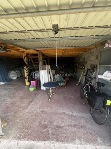 Idéalement située à proximité immédiate du centre-ville et de toutes ses commodités (commerces, transports), découvrez cette charmante maison de caractère de 88 m² habitables loi carrez et 110 m² au sol.

Alliant le dynamisme de la vie citadine et le calme d'un environnement préservé, ce bien particulièrement bien entretenu est prêt à vous accueillir sans aucun travail à prévoir.

La maison se développe sur trois niveaux parfaitement agencés :

Au rez-de-chaussée : Un salon/séjour chaleureux avec sa cheminée, ouvert sur une cuisine aménagée et équipée. Vous y trouverez également une salle d'eau avec WC  et un espace buanderie pratique.

Au 1er étage, un palier dessert deux chambres, une salle de bain avec WC et un dressing.

Au 2ème étage : Un palier dessert deux autres chambres lumineuses (dont une avec placard intégré avec ballon d'eau chaude).

La configuration de la maison offre également la possibilité de créer deux logements indépendants a moindre coût. Il est également possible d’acquérir deux garages en complément de la maison ou séparément, un véritable atout en centre-ville pour le stationnement, le stockage ou un projet locatif.

Les extérieurs et les plus :

Une agréable terrasse idéale pour vos moments de détente, une cave pratique pour le stockage, et surtout... une magnifique vue dégagée sur le Château de Fougères !

Une opportunité rare sur le marché, à visiter sans tarder.

Contactez votre mandataire immobilier, Nicolas LENDORMY, pour organiser votre visite.