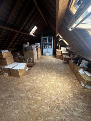 Idéalement située à proximité immédiate du centre-ville et de toutes ses commodités (commerces, transports), découvrez cette charmante maison de caractère de 88 m² habitables loi carrez et 110 m² au sol.

Alliant le dynamisme de la vie citadine et le calme d'un environnement préservé, ce bien particulièrement bien entretenu est prêt à vous accueillir sans aucun travail à prévoir.

La maison se développe sur trois niveaux parfaitement agencés :

Au rez-de-chaussée : Un salon/séjour chaleureux avec sa cheminée, ouvert sur une cuisine aménagée et équipée. Vous y trouverez également une salle d'eau avec WC  et un espace buanderie pratique.

Au 1er étage, un palier dessert deux chambres, une salle de bain avec WC et un dressing.

Au 2ème étage : Un palier dessert deux autres chambres lumineuses (dont une avec placard intégré avec ballon d'eau chaude).

La configuration de la maison offre également la possibilité de créer deux logements indépendants a moindre coût. Il est également possible d’acquérir deux garages en complément de la maison ou séparément, un véritable atout en centre-ville pour le stationnement, le stockage ou un projet locatif.

Les extérieurs et les plus :

Une agréable terrasse idéale pour vos moments de détente, une cave pratique pour le stockage, et surtout... une magnifique vue dégagée sur le Château de Fougères !

Une opportunité rare sur le marché, à visiter sans tarder.

Contactez votre mandataire immobilier, Nicolas LENDORMY, pour organiser votre visite.