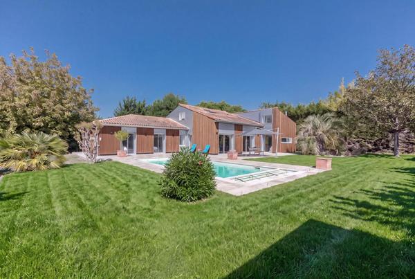Villa d'architecte de 233 m2 avec piscine et jardin paysagé à Villenave d'Ornon