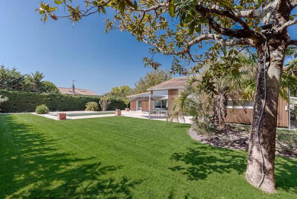 Villa d'architecte de 233 m2 avec piscine et jardin paysagé à Villenave d'Ornon