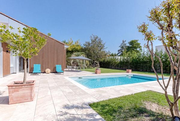 Villa d'architecte de 233 m2 avec piscine et jardin paysagé à Villenave d'Ornon