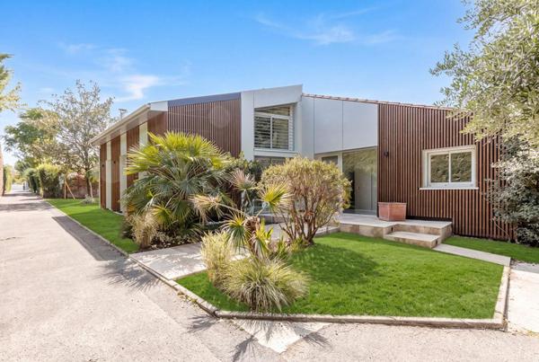 Villa d'architecte de 233 m2 avec piscine et jardin paysagé à Villenave d'Ornon