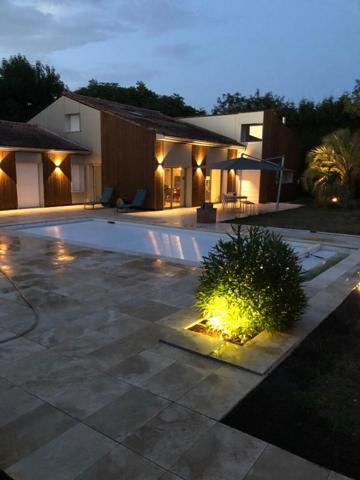 Villa d'architecte de 233 m2 avec piscine et jardin paysagé à Villenave d'Ornon