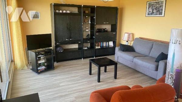 A QUIBERON, à vendre un appartement avec vue mer, situé à Port Haliguen.
Grand appartement de ...