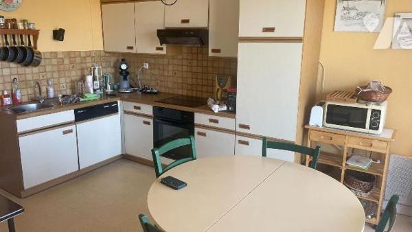 A QUIBERON, à vendre un appartement avec vue mer, situé à Port Haliguen.
Grand appartement de ...