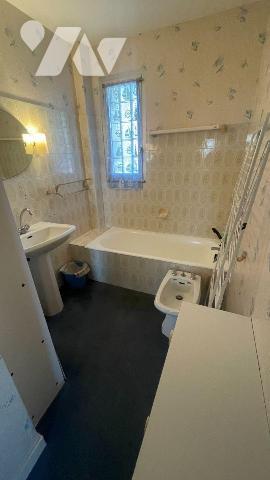 A QUIBERON, à vendre un appartement avec vue mer, situé à Port Haliguen.
Grand appartement de ...