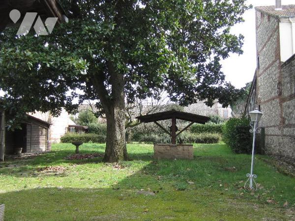 MAISON EN PIERRES CENTRE VILLE AVEC GARAGE ET JARDIN ARBORE