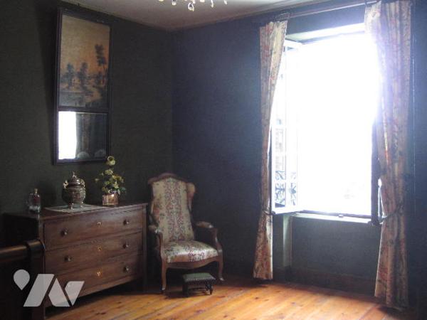 MAISON EN PIERRES CENTRE VILLE AVEC GARAGE ET JARDIN ARBORE