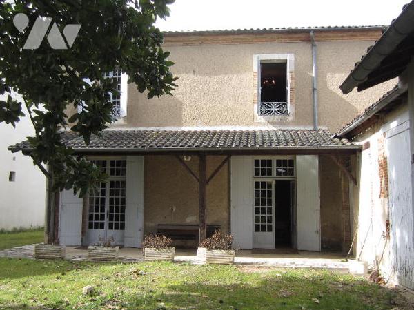 MAISON EN PIERRES CENTRE VILLE AVEC GARAGE ET JARDIN ARBORE