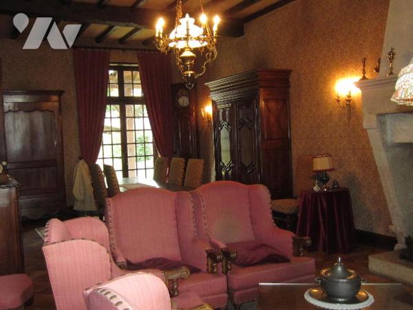 MAISON EN PIERRES CENTRE VILLE AVEC GARAGE ET JARDIN ARBORE