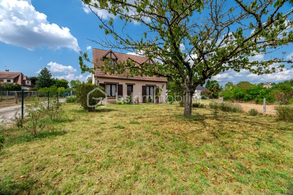 Vous recherchez une maison familiale où vous pourrez vous installer immédiatement tout en ayant la possibilité de la personnaliser à votre goût ?

Située dans un quartier résidentiel calme de Selles-sur-Cher, cette maison individuelle entièrement close offre un cadre de vie agréable, à proximité des commerces, des écoles et des services.

Dès l'entrée, vous découvrirez un séjour-salon chaleureux agrémenté d'une cheminée, baigné de lumière grâce à son accès direct sur la terrasse et au jardin. La cuisine indépendante complète cet espace de vie convivial.
Le véritable atout de cette maison est sa vie de plain-pied, avec :
une chambre au rez-de-chaussée, une salle d'eau, un WC indépendant.
À l'étage, l'espace nuit se compose de :
deux chambres,
un cabinet de toilette,
un débarras offrant des possibilités de rangement.
À l'extérieur, vous profiterez d'un terrain entièrement clos d'environ 630m3, idéal pour les enfants ou les animaux, d'une terrasse avec store banne électrique, d'un garage indépendant, d'un cellier et d'un puits.
Maison saine et entretenue, elle constitue une excellente base pour un projet familial. Quelques travaux de rafraîchissement permettront de la mettre au goût du jour et de révéler tout son potentiel.
Une maison idéale pour une famille, un jeune couple ou des acquéreurs recherchant le confort d'une chambre de plain-pied dans un environnement paisible.
À découvrir sans tarder ! 
Contactez-moi pour organiser votre visite.