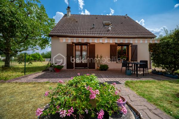 Vous recherchez une maison familiale où vous pourrez vous installer immédiatement tout en ayant la possibilité de la personnaliser à votre goût ?

Située dans un quartier résidentiel calme de Selles-sur-Cher, cette maison individuelle entièrement close offre un cadre de vie agréable, à proximité des commerces, des écoles et des services.

Dès l'entrée, vous découvrirez un séjour-salon chaleureux agrémenté d'une cheminée, baigné de lumière grâce à son accès direct sur la terrasse et au jardin. La cuisine indépendante complète cet espace de vie convivial.
Le véritable atout de cette maison est sa vie de plain-pied, avec :
une chambre au rez-de-chaussée, une salle d'eau, un WC indépendant.
À l'étage, l'espace nuit se compose de :
deux chambres,
un cabinet de toilette,
un débarras offrant des possibilités de rangement.
À l'extérieur, vous profiterez d'un terrain entièrement clos d'environ 630m3, idéal pour les enfants ou les animaux, d'une terrasse avec store banne électrique, d'un garage indépendant, d'un cellier et d'un puits.
Maison saine et entretenue, elle constitue une excellente base pour un projet familial. Quelques travaux de rafraîchissement permettront de la mettre au goût du jour et de révéler tout son potentiel.
Une maison idéale pour une famille, un jeune couple ou des acquéreurs recherchant le confort d'une chambre de plain-pied dans un environnement paisible.
À découvrir sans tarder ! 
Contactez-moi pour organiser votre visite.