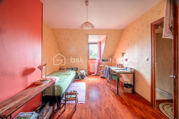 Vous recherchez une maison familiale où vous pourrez vous installer immédiatement tout en ayant la possibilité de la personnaliser à votre goût ?

Située dans un quartier résidentiel calme de Selles-sur-Cher, cette maison individuelle entièrement close offre un cadre de vie agréable, à proximité des commerces, des écoles et des services.

Dès l'entrée, vous découvrirez un séjour-salon chaleureux agrémenté d'une cheminée, baigné de lumière grâce à son accès direct sur la terrasse et au jardin. La cuisine indépendante complète cet espace de vie convivial.
Le véritable atout de cette maison est sa vie de plain-pied, avec :
une chambre au rez-de-chaussée, une salle d'eau, un WC indépendant.
À l'étage, l'espace nuit se compose de :
deux chambres,
un cabinet de toilette,
un débarras offrant des possibilités de rangement.
À l'extérieur, vous profiterez d'un terrain entièrement clos d'environ 630m3, idéal pour les enfants ou les animaux, d'une terrasse avec store banne électrique, d'un garage indépendant, d'un cellier et d'un puits.
Maison saine et entretenue, elle constitue une excellente base pour un projet familial. Quelques travaux de rafraîchissement permettront de la mettre au goût du jour et de révéler tout son potentiel.
Une maison idéale pour une famille, un jeune couple ou des acquéreurs recherchant le confort d'une chambre de plain-pied dans un environnement paisible.
À découvrir sans tarder ! 
Contactez-moi pour organiser votre visite.