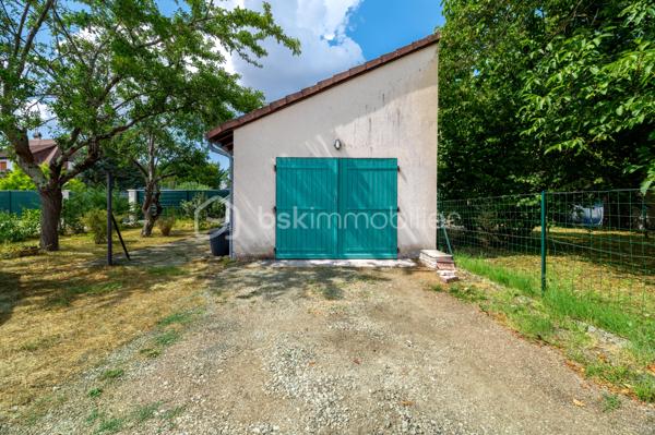 Vous recherchez une maison familiale où vous pourrez vous installer immédiatement tout en ayant la possibilité de la personnaliser à votre goût ?

Située dans un quartier résidentiel calme de Selles-sur-Cher, cette maison individuelle entièrement close offre un cadre de vie agréable, à proximité des commerces, des écoles et des services.

Dès l'entrée, vous découvrirez un séjour-salon chaleureux agrémenté d'une cheminée, baigné de lumière grâce à son accès direct sur la terrasse et au jardin. La cuisine indépendante complète cet espace de vie convivial.
Le véritable atout de cette maison est sa vie de plain-pied, avec :
une chambre au rez-de-chaussée, une salle d'eau, un WC indépendant.
À l'étage, l'espace nuit se compose de :
deux chambres,
un cabinet de toilette,
un débarras offrant des possibilités de rangement.
À l'extérieur, vous profiterez d'un terrain entièrement clos d'environ 630m3, idéal pour les enfants ou les animaux, d'une terrasse avec store banne électrique, d'un garage indépendant, d'un cellier et d'un puits.
Maison saine et entretenue, elle constitue une excellente base pour un projet familial. Quelques travaux de rafraîchissement permettront de la mettre au goût du jour et de révéler tout son potentiel.
Une maison idéale pour une famille, un jeune couple ou des acquéreurs recherchant le confort d'une chambre de plain-pied dans un environnement paisible.
À découvrir sans tarder ! 
Contactez-moi pour organiser votre visite.