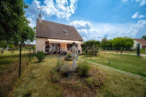Vous recherchez une maison familiale où vous pourrez vous installer immédiatement tout en ayant la possibilité de la personnaliser à votre goût ?

Située dans un quartier résidentiel calme de Selles-sur-Cher, cette maison individuelle entièrement close offre un cadre de vie agréable, à proximité des commerces, des écoles et des services.

Dès l'entrée, vous découvrirez un séjour-salon chaleureux agrémenté d'une cheminée, baigné de lumière grâce à son accès direct sur la terrasse et au jardin. La cuisine indépendante complète cet espace de vie convivial.
Le véritable atout de cette maison est sa vie de plain-pied, avec :
une chambre au rez-de-chaussée, une salle d'eau, un WC indépendant.
À l'étage, l'espace nuit se compose de :
deux chambres,
un cabinet de toilette,
un débarras offrant des possibilités de rangement.
À l'extérieur, vous profiterez d'un terrain entièrement clos d'environ 630m3, idéal pour les enfants ou les animaux, d'une terrasse avec store banne électrique, d'un garage indépendant, d'un cellier et d'un puits.
Maison saine et entretenue, elle constitue une excellente base pour un projet familial. Quelques travaux de rafraîchissement permettront de la mettre au goût du jour et de révéler tout son potentiel.
Une maison idéale pour une famille, un jeune couple ou des acquéreurs recherchant le confort d'une chambre de plain-pied dans un environnement paisible.
À découvrir sans tarder ! 
Contactez-moi pour organiser votre visite.