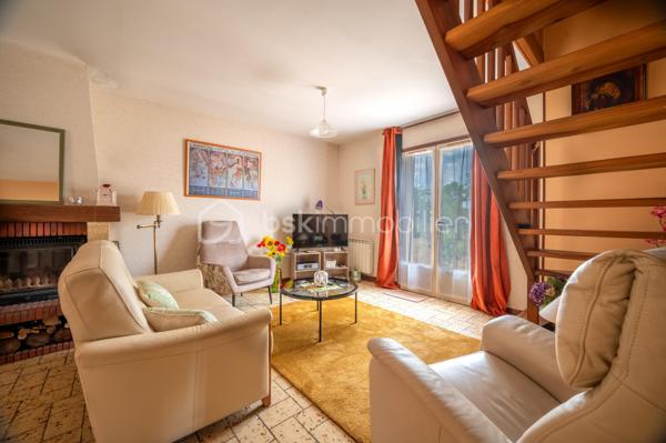 Vous recherchez une maison familiale où vous pourrez vous installer immédiatement tout en ayant la possibilité de la personnaliser à votre goût ?

Située dans un quartier résidentiel calme de Selles-sur-Cher, cette maison individuelle entièrement close offre un cadre de vie agréable, à proximité des commerces, des écoles et des services.

Dès l'entrée, vous découvrirez un séjour-salon chaleureux agrémenté d'une cheminée, baigné de lumière grâce à son accès direct sur la terrasse et au jardin. La cuisine indépendante complète cet espace de vie convivial.
Le véritable atout de cette maison est sa vie de plain-pied, avec :
une chambre au rez-de-chaussée, une salle d'eau, un WC indépendant.
À l'étage, l'espace nuit se compose de :
deux chambres,
un cabinet de toilette,
un débarras offrant des possibilités de rangement.
À l'extérieur, vous profiterez d'un terrain entièrement clos d'environ 630m3, idéal pour les enfants ou les animaux, d'une terrasse avec store banne électrique, d'un garage indépendant, d'un cellier et d'un puits.
Maison saine et entretenue, elle constitue une excellente base pour un projet familial. Quelques travaux de rafraîchissement permettront de la mettre au goût du jour et de révéler tout son potentiel.
Une maison idéale pour une famille, un jeune couple ou des acquéreurs recherchant le confort d'une chambre de plain-pied dans un environnement paisible.
À découvrir sans tarder ! 
Contactez-moi pour organiser votre visite.