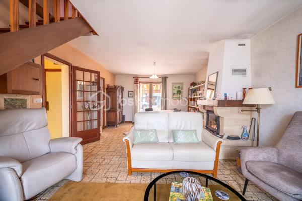 Vous recherchez une maison familiale où vous pourrez vous installer immédiatement tout en ayant la possibilité de la personnaliser à votre goût ?

Située dans un quartier résidentiel calme de Selles-sur-Cher, cette maison individuelle entièrement close offre un cadre de vie agréable, à proximité des commerces, des écoles et des services.

Dès l'entrée, vous découvrirez un séjour-salon chaleureux agrémenté d'une cheminée, baigné de lumière grâce à son accès direct sur la terrasse et au jardin. La cuisine indépendante complète cet espace de vie convivial.
Le véritable atout de cette maison est sa vie de plain-pied, avec :
une chambre au rez-de-chaussée, une salle d'eau, un WC indépendant.
À l'étage, l'espace nuit se compose de :
deux chambres,
un cabinet de toilette,
un débarras offrant des possibilités de rangement.
À l'extérieur, vous profiterez d'un terrain entièrement clos d'environ 630m3, idéal pour les enfants ou les animaux, d'une terrasse avec store banne électrique, d'un garage indépendant, d'un cellier et d'un puits.
Maison saine et entretenue, elle constitue une excellente base pour un projet familial. Quelques travaux de rafraîchissement permettront de la mettre au goût du jour et de révéler tout son potentiel.
Une maison idéale pour une famille, un jeune couple ou des acquéreurs recherchant le confort d'une chambre de plain-pied dans un environnement paisible.
À découvrir sans tarder ! 
Contactez-moi pour organiser votre visite.