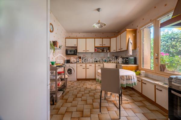 Vous recherchez une maison familiale où vous pourrez vous installer immédiatement tout en ayant la possibilité de la personnaliser à votre goût ?

Située dans un quartier résidentiel calme de Selles-sur-Cher, cette maison individuelle entièrement close offre un cadre de vie agréable, à proximité des commerces, des écoles et des services.

Dès l'entrée, vous découvrirez un séjour-salon chaleureux agrémenté d'une cheminée, baigné de lumière grâce à son accès direct sur la terrasse et au jardin. La cuisine indépendante complète cet espace de vie convivial.
Le véritable atout de cette maison est sa vie de plain-pied, avec :
une chambre au rez-de-chaussée, une salle d'eau, un WC indépendant.
À l'étage, l'espace nuit se compose de :
deux chambres,
un cabinet de toilette,
un débarras offrant des possibilités de rangement.
À l'extérieur, vous profiterez d'un terrain entièrement clos d'environ 630m3, idéal pour les enfants ou les animaux, d'une terrasse avec store banne électrique, d'un garage indépendant, d'un cellier et d'un puits.
Maison saine et entretenue, elle constitue une excellente base pour un projet familial. Quelques travaux de rafraîchissement permettront de la mettre au goût du jour et de révéler tout son potentiel.
Une maison idéale pour une famille, un jeune couple ou des acquéreurs recherchant le confort d'une chambre de plain-pied dans un environnement paisible.
À découvrir sans tarder ! 
Contactez-moi pour organiser votre visite.