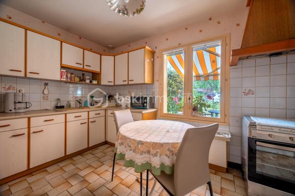 Vous recherchez une maison familiale où vous pourrez vous installer immédiatement tout en ayant la possibilité de la personnaliser à votre goût ?

Située dans un quartier résidentiel calme de Selles-sur-Cher, cette maison individuelle entièrement close offre un cadre de vie agréable, à proximité des commerces, des écoles et des services.

Dès l'entrée, vous découvrirez un séjour-salon chaleureux agrémenté d'une cheminée, baigné de lumière grâce à son accès direct sur la terrasse et au jardin. La cuisine indépendante complète cet espace de vie convivial.
Le véritable atout de cette maison est sa vie de plain-pied, avec :
une chambre au rez-de-chaussée, une salle d'eau, un WC indépendant.
À l'étage, l'espace nuit se compose de :
deux chambres,
un cabinet de toilette,
un débarras offrant des possibilités de rangement.
À l'extérieur, vous profiterez d'un terrain entièrement clos d'environ 630m3, idéal pour les enfants ou les animaux, d'une terrasse avec store banne électrique, d'un garage indépendant, d'un cellier et d'un puits.
Maison saine et entretenue, elle constitue une excellente base pour un projet familial. Quelques travaux de rafraîchissement permettront de la mettre au goût du jour et de révéler tout son potentiel.
Une maison idéale pour une famille, un jeune couple ou des acquéreurs recherchant le confort d'une chambre de plain-pied dans un environnement paisible.
À découvrir sans tarder ! 
Contactez-moi pour organiser votre visite.