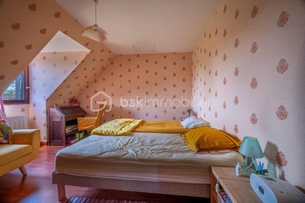 Vous recherchez une maison familiale où vous pourrez vous installer immédiatement tout en ayant la possibilité de la personnaliser à votre goût ?

Située dans un quartier résidentiel calme de Selles-sur-Cher, cette maison individuelle entièrement close offre un cadre de vie agréable, à proximité des commerces, des écoles et des services.

Dès l'entrée, vous découvrirez un séjour-salon chaleureux agrémenté d'une cheminée, baigné de lumière grâce à son accès direct sur la terrasse et au jardin. La cuisine indépendante complète cet espace de vie convivial.
Le véritable atout de cette maison est sa vie de plain-pied, avec :
une chambre au rez-de-chaussée, une salle d'eau, un WC indépendant.
À l'étage, l'espace nuit se compose de :
deux chambres,
un cabinet de toilette,
un débarras offrant des possibilités de rangement.
À l'extérieur, vous profiterez d'un terrain entièrement clos d'environ 630m3, idéal pour les enfants ou les animaux, d'une terrasse avec store banne électrique, d'un garage indépendant, d'un cellier et d'un puits.
Maison saine et entretenue, elle constitue une excellente base pour un projet familial. Quelques travaux de rafraîchissement permettront de la mettre au goût du jour et de révéler tout son potentiel.
Une maison idéale pour une famille, un jeune couple ou des acquéreurs recherchant le confort d'une chambre de plain-pied dans un environnement paisible.
À découvrir sans tarder ! 
Contactez-moi pour organiser votre visite.