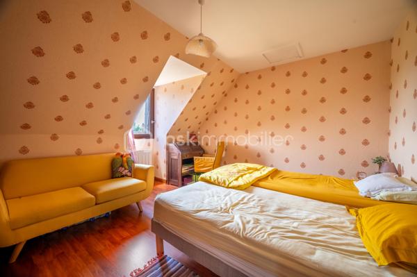 Vous recherchez une maison familiale où vous pourrez vous installer immédiatement tout en ayant la possibilité de la personnaliser à votre goût ?

Située dans un quartier résidentiel calme de Selles-sur-Cher, cette maison individuelle entièrement close offre un cadre de vie agréable, à proximité des commerces, des écoles et des services.

Dès l'entrée, vous découvrirez un séjour-salon chaleureux agrémenté d'une cheminée, baigné de lumière grâce à son accès direct sur la terrasse et au jardin. La cuisine indépendante complète cet espace de vie convivial.
Le véritable atout de cette maison est sa vie de plain-pied, avec :
une chambre au rez-de-chaussée, une salle d'eau, un WC indépendant.
À l'étage, l'espace nuit se compose de :
deux chambres,
un cabinet de toilette,
un débarras offrant des possibilités de rangement.
À l'extérieur, vous profiterez d'un terrain entièrement clos d'environ 630m3, idéal pour les enfants ou les animaux, d'une terrasse avec store banne électrique, d'un garage indépendant, d'un cellier et d'un puits.
Maison saine et entretenue, elle constitue une excellente base pour un projet familial. Quelques travaux de rafraîchissement permettront de la mettre au goût du jour et de révéler tout son potentiel.
Une maison idéale pour une famille, un jeune couple ou des acquéreurs recherchant le confort d'une chambre de plain-pied dans un environnement paisible.
À découvrir sans tarder ! 
Contactez-moi pour organiser votre visite.