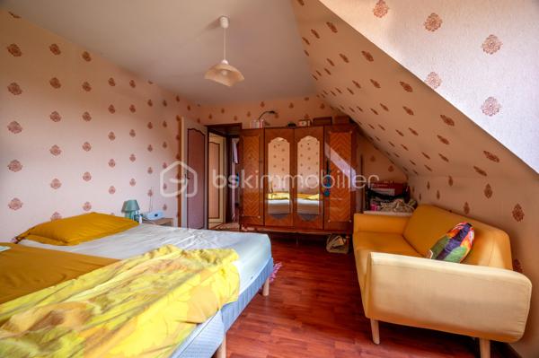 Vous recherchez une maison familiale où vous pourrez vous installer immédiatement tout en ayant la possibilité de la personnaliser à votre goût ?

Située dans un quartier résidentiel calme de Selles-sur-Cher, cette maison individuelle entièrement close offre un cadre de vie agréable, à proximité des commerces, des écoles et des services.

Dès l'entrée, vous découvrirez un séjour-salon chaleureux agrémenté d'une cheminée, baigné de lumière grâce à son accès direct sur la terrasse et au jardin. La cuisine indépendante complète cet espace de vie convivial.
Le véritable atout de cette maison est sa vie de plain-pied, avec :
une chambre au rez-de-chaussée, une salle d'eau, un WC indépendant.
À l'étage, l'espace nuit se compose de :
deux chambres,
un cabinet de toilette,
un débarras offrant des possibilités de rangement.
À l'extérieur, vous profiterez d'un terrain entièrement clos d'environ 630m3, idéal pour les enfants ou les animaux, d'une terrasse avec store banne électrique, d'un garage indépendant, d'un cellier et d'un puits.
Maison saine et entretenue, elle constitue une excellente base pour un projet familial. Quelques travaux de rafraîchissement permettront de la mettre au goût du jour et de révéler tout son potentiel.
Une maison idéale pour une famille, un jeune couple ou des acquéreurs recherchant le confort d'une chambre de plain-pied dans un environnement paisible.
À découvrir sans tarder ! 
Contactez-moi pour organiser votre visite.
