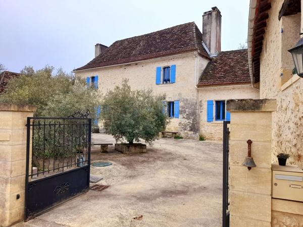 Ensemble de ferme en pierre rénové dans un endroit paisible