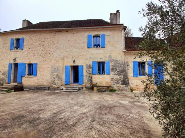 Ensemble de ferme en pierre rénové dans un endroit paisible