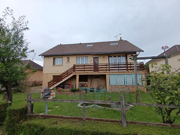 Grande maison, quartier calme avec grand sous sol