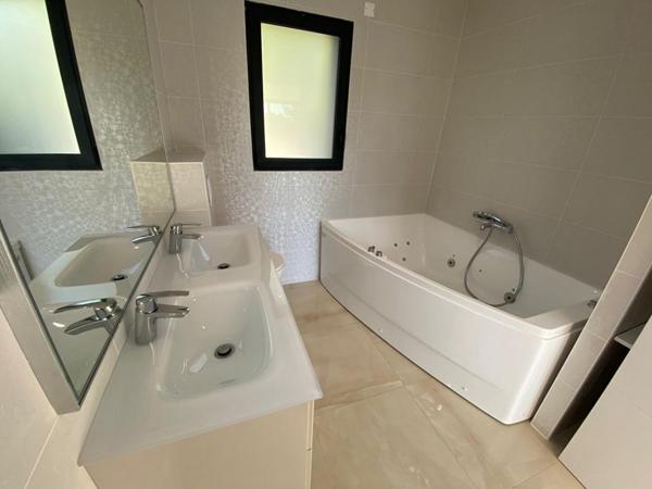 Villa neuve Lascours  130 m2 + 110 m2 piscine