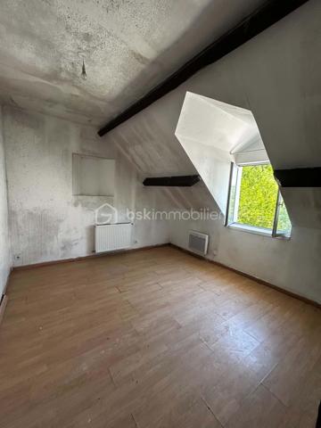 Située sur la commune de Méréville, découvrez cette maison d’habitation d’environ 94 m², idéale pour un projet de résidence principale ou un investissement.
Elle se compose au rez-de-chaussée d’une cuisine indépendante ainsi que d’un grand salon, offrant un bel espace de vie à aménager selon vos envies.
À l’étage, vous trouverez deux chambres ainsi qu’une salle de bain.
Cette maison, à remettre au goût du jour, dispose de menuiseries en double vitrage bois, d’un chauffage électrique ainsi que d’un assainissement individuel (fosse septique).
Son emplacement est un véritable atout, avec commerces, écoles et commodités à proximité, ainsi que la gare d’Angerville à seulement quelques minutes, permettant de rejoindre facilement Paris.
Une belle opportunité pour les acquéreurs souhaitant créer un bien à leur image dans un secteur recherché.
À visiter sans tarder.