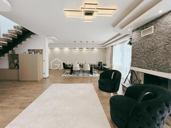 Située à Avon dans un secteur recherché, cette superbe maison d’architecte construite en 2021 bénéfice d’un emplacement privilégié, à moins de 10 minutes à pied de l’entrée du parc du château de Fontainebleau.

Une localisation stratégique alliant calme résidentiel et parfaite accessibilité, à seulement quelques minutes, la gare de Fontainebleau-Avon permet de rejoindre Paris en 40 minutes, tandis que les axes routiers sont rapidement accessibles. Un cadre de vie privilégié qui bénéficie également de la proximité immédiate des écoles, commerces et services de santé.

D’une surface habitable de 225 m2, cette propriété contemporaine séduit par ses volumes généreux, sa luminosité et ses prestations de standing.

Au rez-de-chaussée :
Une vaste entrée, un double séjour traversant de 74 m2 avec cheminée, une cuisine entièrement équipée, une pièce technique avec pompe à chaleur, une salle de bain avec WC, ainsi qu’un bureau avec entrée indépendante. 

À l’étage :
Trois chambres avec dressings dont deux avec accès terrasse, une salle d’eau, un WC indépendant, ainsi qu’une suite parentale de plus de 30 m2, avec salle d’eau équipée d’une double douche, dressing et accès au toit-terrasse.

Prestations de qualité :
• Pompe à chaleur air/eau
• Plancher chauffant sur deux niveaux 
• Double vitrage 
• Domotique complète 
• Ballon solaire pour la production d’eau chaude 
• Toit végétalisé

Extérieurs :
Jardin paysager avec terrasses et pergolas, piscine chauffée (7,5 x 4 m) avec nage à contre-courant, abri de jardin.

Stationnement :
Double garage de plus de 60 m2 avec sous-sol, équipé d’une borne de recharge pour véhicule électrique.

Édifiée sur une parcelle de 1866 m2 en lot arrière, dont une partie est déjà divisée et viabilisée, offrant un potentiel de revente ou de projet complémentaire.

Bien rare : la maison est vendue entièrement meublée, avec des équipements et aménagements de qualité, permettant une installation immédiate.