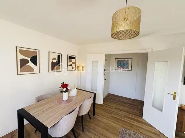 Appartement 3 pièces de 61 m² entièrement rénové offre un cadre de vie agréable à proximité immédiate des transports, écoles et commerces.
Se compose d'une entrée , un séjour LUMINEUX 18m² exposition EST deux chambres 11 m² , une salle de bains wc séparés

Les travaux les plus importants de la résidence ont déjà été votés et payés :

- Ravalement de façade
- Réfection complète des toitures
- Rénovation des parties communes
Une cave privative complète ce bien 

Ces améliorations vont considérablement valoriser l’immeuble tout en améliorant le confort et l’attractivité de la résidence.

 Emplacement idéal :

Tramway T9 à 1mn à pied 
Gare RER C de Choisy-le-Roi à 8mn à pied 
TVM station Rouge à 2mn à pied 
Écoles, collèges et lycées à proximité
Commerces, marché, supermarchés et services accessibles à pied
Accès rapide à Paris et Orly
Un bien clé en main offrant un excellent potentiel de valorisation dans un secteur en constante évolution.

CETTE  ANNONCE VISE 2 LOTS 
CHARGES COPROPRÉTÉ 3120 /ANNUEL PAS DE PROCÉDURE EN COURS