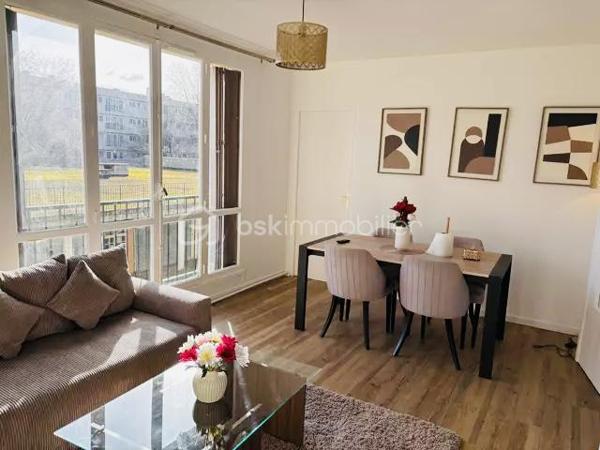Appartement 3 pièces de 61 m² entièrement rénové offre un cadre de vie agréable à proximité immédiate des transports, écoles et commerces.
Se compose d'une entrée , un séjour LUMINEUX 18m² exposition EST deux chambres 11 m² , une salle de bains wc séparés

Les travaux les plus importants de la résidence ont déjà été votés et payés :

- Ravalement de façade
- Réfection complète des toitures
- Rénovation des parties communes
Une cave privative complète ce bien 

Ces améliorations vont considérablement valoriser l’immeuble tout en améliorant le confort et l’attractivité de la résidence.

 Emplacement idéal :

Tramway T9 à 1mn à pied 
Gare RER C de Choisy-le-Roi à 8mn à pied 
TVM station Rouge à 2mn à pied 
Écoles, collèges et lycées à proximité
Commerces, marché, supermarchés et services accessibles à pied
Accès rapide à Paris et Orly
Un bien clé en main offrant un excellent potentiel de valorisation dans un secteur en constante évolution.

CETTE  ANNONCE VISE 2 LOTS 
CHARGES COPROPRÉTÉ 3120 /ANNUEL PAS DE PROCÉDURE EN COURS