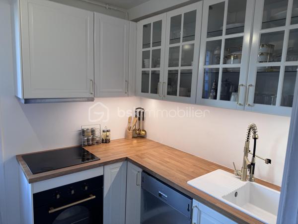 Appartement 3 pièces de 61 m² entièrement rénové offre un cadre de vie agréable à proximité immédiate des transports, écoles et commerces.
Se compose d'une entrée , un séjour LUMINEUX 18m² exposition EST deux chambres 11 m² , une salle de bains wc séparés

Les travaux les plus importants de la résidence ont déjà été votés et payés :

- Ravalement de façade
- Réfection complète des toitures
- Rénovation des parties communes
Une cave privative complète ce bien 

Ces améliorations vont considérablement valoriser l’immeuble tout en améliorant le confort et l’attractivité de la résidence.

 Emplacement idéal :

Tramway T9 à 1mn à pied 
Gare RER C de Choisy-le-Roi à 8mn à pied 
TVM station Rouge à 2mn à pied 
Écoles, collèges et lycées à proximité
Commerces, marché, supermarchés et services accessibles à pied
Accès rapide à Paris et Orly
Un bien clé en main offrant un excellent potentiel de valorisation dans un secteur en constante évolution.

CETTE  ANNONCE VISE 2 LOTS 
CHARGES COPROPRÉTÉ 3120 /ANNUEL PAS DE PROCÉDURE EN COURS