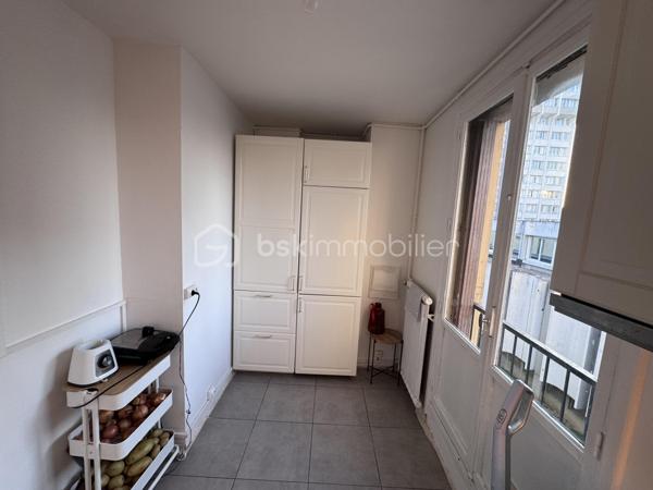 Appartement 3 pièces de 61 m² entièrement rénové offre un cadre de vie agréable à proximité immédiate des transports, écoles et commerces.
Se compose d'une entrée , un séjour LUMINEUX 18m² exposition EST deux chambres 11 m² , une salle de bains wc séparés

Les travaux les plus importants de la résidence ont déjà été votés et payés :

- Ravalement de façade
- Réfection complète des toitures
- Rénovation des parties communes
Une cave privative complète ce bien 

Ces améliorations vont considérablement valoriser l’immeuble tout en améliorant le confort et l’attractivité de la résidence.

 Emplacement idéal :

Tramway T9 à 1mn à pied 
Gare RER C de Choisy-le-Roi à 8mn à pied 
TVM station Rouge à 2mn à pied 
Écoles, collèges et lycées à proximité
Commerces, marché, supermarchés et services accessibles à pied
Accès rapide à Paris et Orly
Un bien clé en main offrant un excellent potentiel de valorisation dans un secteur en constante évolution.

CETTE  ANNONCE VISE 2 LOTS 
CHARGES COPROPRÉTÉ 3120 /ANNUEL PAS DE PROCÉDURE EN COURS