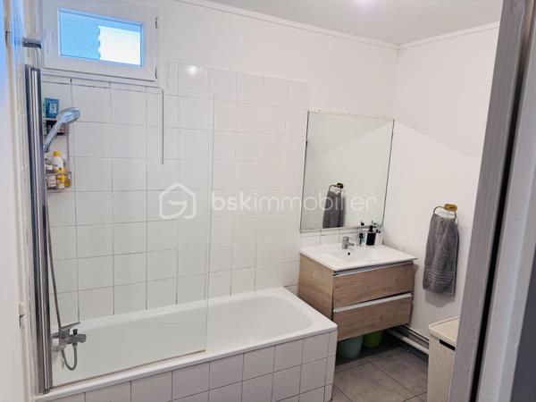 Appartement 3 pièces de 61 m² entièrement rénové offre un cadre de vie agréable à proximité immédiate des transports, écoles et commerces.
Se compose d'une entrée , un séjour LUMINEUX 18m² exposition EST deux chambres 11 m² , une salle de bains wc séparés

Les travaux les plus importants de la résidence ont déjà été votés et payés :

- Ravalement de façade
- Réfection complète des toitures
- Rénovation des parties communes
Une cave privative complète ce bien 

Ces améliorations vont considérablement valoriser l’immeuble tout en améliorant le confort et l’attractivité de la résidence.

 Emplacement idéal :

Tramway T9 à 1mn à pied 
Gare RER C de Choisy-le-Roi à 8mn à pied 
TVM station Rouge à 2mn à pied 
Écoles, collèges et lycées à proximité
Commerces, marché, supermarchés et services accessibles à pied
Accès rapide à Paris et Orly
Un bien clé en main offrant un excellent potentiel de valorisation dans un secteur en constante évolution.

CETTE  ANNONCE VISE 2 LOTS 
CHARGES COPROPRÉTÉ 3120 /ANNUEL PAS DE PROCÉDURE EN COURS