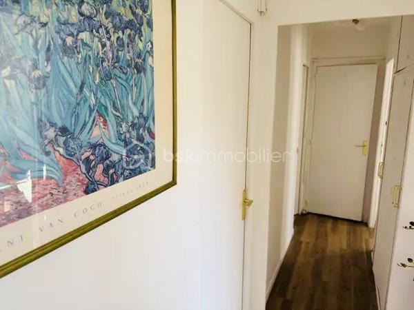 Appartement 3 pièces de 61 m² entièrement rénové offre un cadre de vie agréable à proximité immédiate des transports, écoles et commerces.
Se compose d'une entrée , un séjour LUMINEUX 18m² exposition EST deux chambres 11 m² , une salle de bains wc séparés

Les travaux les plus importants de la résidence ont déjà été votés et payés :

- Ravalement de façade
- Réfection complète des toitures
- Rénovation des parties communes
Une cave privative complète ce bien 

Ces améliorations vont considérablement valoriser l’immeuble tout en améliorant le confort et l’attractivité de la résidence.

 Emplacement idéal :

Tramway T9 à 1mn à pied 
Gare RER C de Choisy-le-Roi à 8mn à pied 
TVM station Rouge à 2mn à pied 
Écoles, collèges et lycées à proximité
Commerces, marché, supermarchés et services accessibles à pied
Accès rapide à Paris et Orly
Un bien clé en main offrant un excellent potentiel de valorisation dans un secteur en constante évolution.

CETTE  ANNONCE VISE 2 LOTS 
CHARGES COPROPRÉTÉ 3120 /ANNUEL PAS DE PROCÉDURE EN COURS