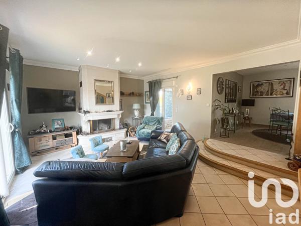 Maison 6 pièces de 190 m² à Follainville-Dennemont (78520)