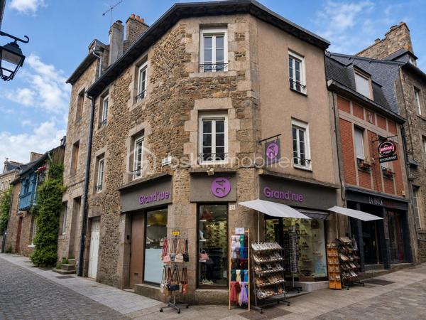 Emplacement premium – Centre historique

Situé au cœur du centre historique de Dinan, sur la très recherchée Grande Rue, venez découvrir ce droit au bail bénéficiant d’un emplacement stratégique avec forte visibilité piétonne et touristique.

Le local comprend :
Boutique d’angle avec double vitrine
Surface commerciale d’environ 35 m²
Très belle visibilité
Emplacement commerçant dynamique
Flux touristique important
Conditions du bail :
Bail commercial renouvelé récemment
Échéance : février 2034
Activité autorisée : tous commerces (hors nuisances)
Loyer mensuel : 800 € HT
Charges et taxe foncière à la charge du preneur
Les + :

✔ Emplacement recherché
✔ Belle façade commerciale
✔ Petite surface facile à exploiter
✔ Bail sécurisé
✔ Idéal commerce indépendant, accessoires, décoration, prêt-à-porter, chaussures, concept store, etc.

Prix de vente :

39 600 € FAI
Dont honoraires de 10 % TTC à la charge de l’acquéreur.