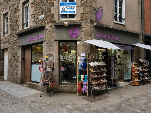 Emplacement premium – Centre historique

Situé au cœur du centre historique de Dinan, sur la très recherchée Grande Rue, venez découvrir ce droit au bail bénéficiant d’un emplacement stratégique avec forte visibilité piétonne et touristique.

Le local comprend :
Boutique d’angle avec double vitrine
Surface commerciale d’environ 35 m²
Très belle visibilité
Emplacement commerçant dynamique
Flux touristique important
Conditions du bail :
Bail commercial renouvelé récemment
Échéance : février 2034
Activité autorisée : tous commerces (hors nuisances)
Loyer mensuel : 800 € HT
Charges et taxe foncière à la charge du preneur
Les + :

✔ Emplacement recherché
✔ Belle façade commerciale
✔ Petite surface facile à exploiter
✔ Bail sécurisé
✔ Idéal commerce indépendant, accessoires, décoration, prêt-à-porter, chaussures, concept store, etc.

Prix de vente :

39 600 € FAI
Dont honoraires de 10 % TTC à la charge de l’acquéreur.