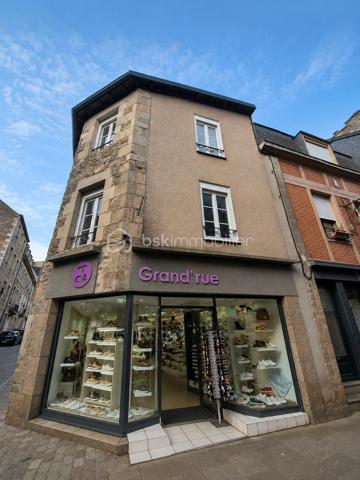 Emplacement premium – Centre historique

Situé au cœur du centre historique de Dinan, sur la très recherchée Grande Rue, venez découvrir ce droit au bail bénéficiant d’un emplacement stratégique avec forte visibilité piétonne et touristique.

Le local comprend :
Boutique d’angle avec double vitrine
Surface commerciale d’environ 35 m²
Très belle visibilité
Emplacement commerçant dynamique
Flux touristique important
Conditions du bail :
Bail commercial renouvelé récemment
Échéance : février 2034
Activité autorisée : tous commerces (hors nuisances)
Loyer mensuel : 800 € HT
Charges et taxe foncière à la charge du preneur
Les + :

✔ Emplacement recherché
✔ Belle façade commerciale
✔ Petite surface facile à exploiter
✔ Bail sécurisé
✔ Idéal commerce indépendant, accessoires, décoration, prêt-à-porter, chaussures, concept store, etc.

Prix de vente :

39 600 € FAI
Dont honoraires de 10 % TTC à la charge de l’acquéreur.