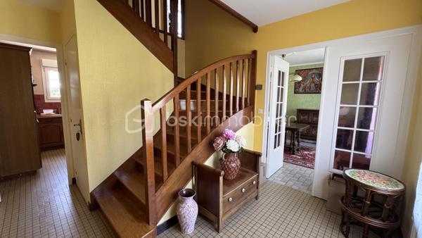EXCLUSIVITE BSK IMMOBILIER à visiter sans tarder ! Venez découvrir cette maison traditionnelle située à CHARTRES DE BRETAGNE, une charmante commune très dynamique et attractive de la métropole Rennaise, idéalement située à 5km du centre-ville de Rennes, à 10 mn de la gare SNCF, 10 mn de l'aéroport de Rennes Saint-Jacques et du Campus de Ker-Lann. CHARTRES dispose également d'un bon réseau de transports (bus) qui facilite vos déplacements.
Dans le centre bourg, vous y trouverez toutes les commodités (commerces, écoles, collège, équipements culturels et sportifs) et tout cela à pied. 
Profitez d'un cadre de vie agréable !

Cette maison familiale de 112m², construite en 1979 sur sous-sol complet, se trouve sur une parcelle d’environ 420m². Idéalement située dans un quartier calme et résidentiel, au cœur d’une impasse et à proximité du centre bourg, vous profiterez d’un jardin clos et arboré offrant une belle vue dégagée et sans vis-à-vis sur la campagne.

Le rez-de-chaussée vous accueille avec une entrée majestueuse qui dessert un lumineux salon-séjour avec sa cheminée, une cuisine dinatoire aménagée et équipée qui comblera les amateurs de gastronomie. 
Le séjour est en accès direct sur une terrasse sans vis-à-vis, exposée Sud et Ouest, idéale pour profiter des belles journées d’été.
L'entrée dessert également une belle chambre parentale et sa salle d'eau refaite très récemment, un espace rangement et des WC séparés.
À l’étage, le palier vous emmène vers trois chambres (dont une grande avec dressing), une salle d’eau et des WC.

Atouts supplémentaires :
• Grand sous-sol sécurisé avec porte de garage motorisée.
• Espace atelier, buanderie et cave.
• Chauffage avec chaudière gaz Frisquet.
• Huisseries PVC et volets roulants (motorisés au rez-de-chaussée).
• Fibre installée pour une connectivité optimale.
• Jardin clos et arboré. Barbecue. Terrasse protégée par un store-banne.

Quelques travaux de modernisation (décoration) vous permettront de personnaliser cette maison solidement construite pour en faire un véritable cocon familial à votre image.
Laissez-vous séduire par son cadre de vie agréable. 
Contactez-moi rapidement pour organiser une visite !