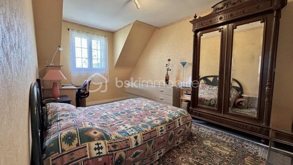 EXCLUSIVITE BSK IMMOBILIER à visiter sans tarder ! Venez découvrir cette maison traditionnelle située à CHARTRES DE BRETAGNE, une charmante commune très dynamique et attractive de la métropole Rennaise, idéalement située à 5km du centre-ville de Rennes, à 10 mn de la gare SNCF, 10 mn de l'aéroport de Rennes Saint-Jacques et du Campus de Ker-Lann. CHARTRES dispose également d'un bon réseau de transports (bus) qui facilite vos déplacements.
Dans le centre bourg, vous y trouverez toutes les commodités (commerces, écoles, collège, équipements culturels et sportifs) et tout cela à pied. 
Profitez d'un cadre de vie agréable !

Cette maison familiale de 112m², construite en 1979 sur sous-sol complet, se trouve sur une parcelle d’environ 420m². Idéalement située dans un quartier calme et résidentiel, au cœur d’une impasse et à proximité du centre bourg, vous profiterez d’un jardin clos et arboré offrant une belle vue dégagée et sans vis-à-vis sur la campagne.

Le rez-de-chaussée vous accueille avec une entrée majestueuse qui dessert un lumineux salon-séjour avec sa cheminée, une cuisine dinatoire aménagée et équipée qui comblera les amateurs de gastronomie. 
Le séjour est en accès direct sur une terrasse sans vis-à-vis, exposée Sud et Ouest, idéale pour profiter des belles journées d’été.
L'entrée dessert également une belle chambre parentale et sa salle d'eau refaite très récemment, un espace rangement et des WC séparés.
À l’étage, le palier vous emmène vers trois chambres (dont une grande avec dressing), une salle d’eau et des WC.

Atouts supplémentaires :
• Grand sous-sol sécurisé avec porte de garage motorisée.
• Espace atelier, buanderie et cave.
• Chauffage avec chaudière gaz Frisquet.
• Huisseries PVC et volets roulants (motorisés au rez-de-chaussée).
• Fibre installée pour une connectivité optimale.
• Jardin clos et arboré. Barbecue. Terrasse protégée par un store-banne.

Quelques travaux de modernisation (décoration) vous permettront de personnaliser cette maison solidement construite pour en faire un véritable cocon familial à votre image.
Laissez-vous séduire par son cadre de vie agréable. 
Contactez-moi rapidement pour organiser une visite !