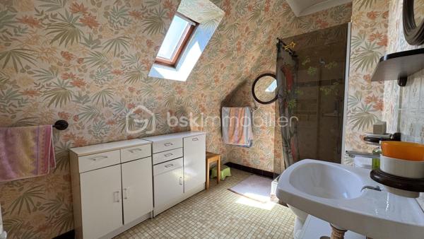 EXCLUSIVITE BSK IMMOBILIER à visiter sans tarder ! Venez découvrir cette maison traditionnelle située à CHARTRES DE BRETAGNE, une charmante commune très dynamique et attractive de la métropole Rennaise, idéalement située à 5km du centre-ville de Rennes, à 10 mn de la gare SNCF, 10 mn de l'aéroport de Rennes Saint-Jacques et du Campus de Ker-Lann. CHARTRES dispose également d'un bon réseau de transports (bus) qui facilite vos déplacements.
Dans le centre bourg, vous y trouverez toutes les commodités (commerces, écoles, collège, équipements culturels et sportifs) et tout cela à pied. 
Profitez d'un cadre de vie agréable !

Cette maison familiale de 112m², construite en 1979 sur sous-sol complet, se trouve sur une parcelle d’environ 420m². Idéalement située dans un quartier calme et résidentiel, au cœur d’une impasse et à proximité du centre bourg, vous profiterez d’un jardin clos et arboré offrant une belle vue dégagée et sans vis-à-vis sur la campagne.

Le rez-de-chaussée vous accueille avec une entrée majestueuse qui dessert un lumineux salon-séjour avec sa cheminée, une cuisine dinatoire aménagée et équipée qui comblera les amateurs de gastronomie. 
Le séjour est en accès direct sur une terrasse sans vis-à-vis, exposée Sud et Ouest, idéale pour profiter des belles journées d’été.
L'entrée dessert également une belle chambre parentale et sa salle d'eau refaite très récemment, un espace rangement et des WC séparés.
À l’étage, le palier vous emmène vers trois chambres (dont une grande avec dressing), une salle d’eau et des WC.

Atouts supplémentaires :
• Grand sous-sol sécurisé avec porte de garage motorisée.
• Espace atelier, buanderie et cave.
• Chauffage avec chaudière gaz Frisquet.
• Huisseries PVC et volets roulants (motorisés au rez-de-chaussée).
• Fibre installée pour une connectivité optimale.
• Jardin clos et arboré. Barbecue. Terrasse protégée par un store-banne.

Quelques travaux de modernisation (décoration) vous permettront de personnaliser cette maison solidement construite pour en faire un véritable cocon familial à votre image.
Laissez-vous séduire par son cadre de vie agréable. 
Contactez-moi rapidement pour organiser une visite !