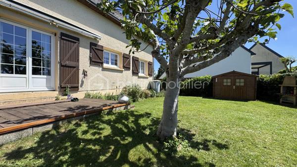 EXCLUSIVITE BSK IMMOBILIER à visiter sans tarder ! Venez découvrir cette maison traditionnelle située à CHARTRES DE BRETAGNE, une charmante commune très dynamique et attractive de la métropole Rennaise, idéalement située à 5km du centre-ville de Rennes, à 10 mn de la gare SNCF, 10 mn de l'aéroport de Rennes Saint-Jacques et du Campus de Ker-Lann. CHARTRES dispose également d'un bon réseau de transports (bus) qui facilite vos déplacements.
Dans le centre bourg, vous y trouverez toutes les commodités (commerces, écoles, collège, équipements culturels et sportifs) et tout cela à pied. 
Profitez d'un cadre de vie agréable !

Cette maison familiale de 112m², construite en 1979 sur sous-sol complet, se trouve sur une parcelle d’environ 420m². Idéalement située dans un quartier calme et résidentiel, au cœur d’une impasse et à proximité du centre bourg, vous profiterez d’un jardin clos et arboré offrant une belle vue dégagée et sans vis-à-vis sur la campagne.

Le rez-de-chaussée vous accueille avec une entrée majestueuse qui dessert un lumineux salon-séjour avec sa cheminée, une cuisine dinatoire aménagée et équipée qui comblera les amateurs de gastronomie. 
Le séjour est en accès direct sur une terrasse sans vis-à-vis, exposée Sud et Ouest, idéale pour profiter des belles journées d’été.
L'entrée dessert également une belle chambre parentale et sa salle d'eau refaite très récemment, un espace rangement et des WC séparés.
À l’étage, le palier vous emmène vers trois chambres (dont une grande avec dressing), une salle d’eau et des WC.

Atouts supplémentaires :
• Grand sous-sol sécurisé avec porte de garage motorisée.
• Espace atelier, buanderie et cave.
• Chauffage avec chaudière gaz Frisquet.
• Huisseries PVC et volets roulants (motorisés au rez-de-chaussée).
• Fibre installée pour une connectivité optimale.
• Jardin clos et arboré. Barbecue. Terrasse protégée par un store-banne.

Quelques travaux de modernisation (décoration) vous permettront de personnaliser cette maison solidement construite pour en faire un véritable cocon familial à votre image.
Laissez-vous séduire par son cadre de vie agréable. 
Contactez-moi rapidement pour organiser une visite !