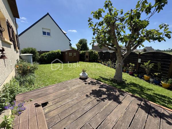 EXCLUSIVITE BSK IMMOBILIER à visiter sans tarder ! Venez découvrir cette maison traditionnelle située à CHARTRES DE BRETAGNE, une charmante commune très dynamique et attractive de la métropole Rennaise, idéalement située à 5km du centre-ville de Rennes, à 10 mn de la gare SNCF, 10 mn de l'aéroport de Rennes Saint-Jacques et du Campus de Ker-Lann. CHARTRES dispose également d'un bon réseau de transports (bus) qui facilite vos déplacements.
Dans le centre bourg, vous y trouverez toutes les commodités (commerces, écoles, collège, équipements culturels et sportifs) et tout cela à pied. 
Profitez d'un cadre de vie agréable !

Cette maison familiale de 112m², construite en 1979 sur sous-sol complet, se trouve sur une parcelle d’environ 420m². Idéalement située dans un quartier calme et résidentiel, au cœur d’une impasse et à proximité du centre bourg, vous profiterez d’un jardin clos et arboré offrant une belle vue dégagée et sans vis-à-vis sur la campagne.

Le rez-de-chaussée vous accueille avec une entrée majestueuse qui dessert un lumineux salon-séjour avec sa cheminée, une cuisine dinatoire aménagée et équipée qui comblera les amateurs de gastronomie. 
Le séjour est en accès direct sur une terrasse sans vis-à-vis, exposée Sud et Ouest, idéale pour profiter des belles journées d’été.
L'entrée dessert également une belle chambre parentale et sa salle d'eau refaite très récemment, un espace rangement et des WC séparés.
À l’étage, le palier vous emmène vers trois chambres (dont une grande avec dressing), une salle d’eau et des WC.

Atouts supplémentaires :
• Grand sous-sol sécurisé avec porte de garage motorisée.
• Espace atelier, buanderie et cave.
• Chauffage avec chaudière gaz Frisquet.
• Huisseries PVC et volets roulants (motorisés au rez-de-chaussée).
• Fibre installée pour une connectivité optimale.
• Jardin clos et arboré. Barbecue. Terrasse protégée par un store-banne.

Quelques travaux de modernisation (décoration) vous permettront de personnaliser cette maison solidement construite pour en faire un véritable cocon familial à votre image.
Laissez-vous séduire par son cadre de vie agréable. 
Contactez-moi rapidement pour organiser une visite !